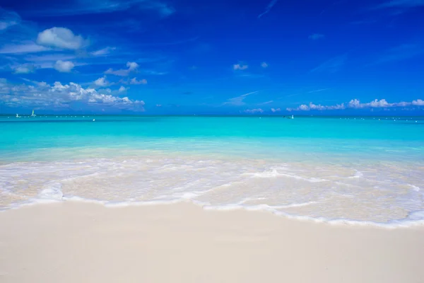 Landschap van prachtige tropische strand op de Malediven — Stockfoto