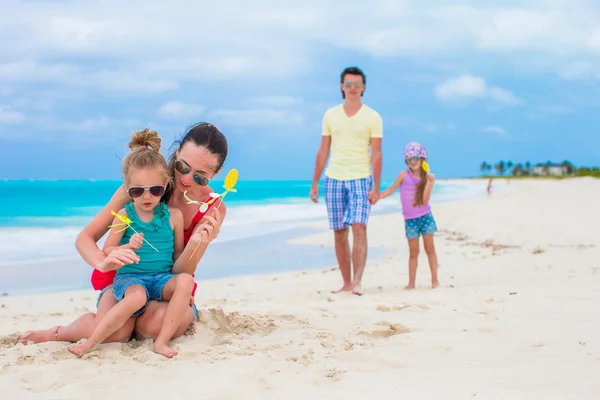 Felice famiglia di quattro persone sulla spiaggia — Foto Stock