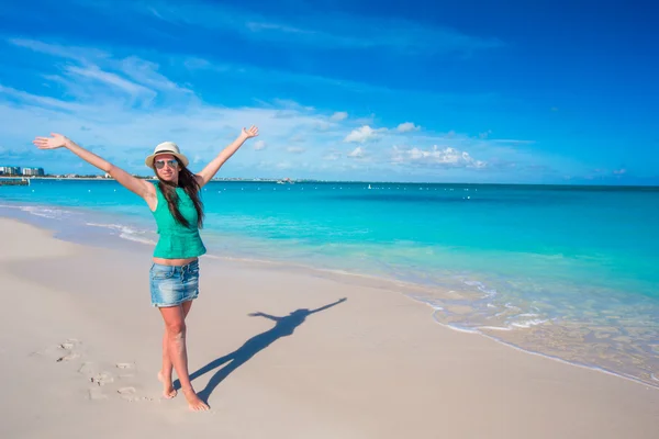 Young beautiful woman on beach during tropical vacation — Stock Photo, Image