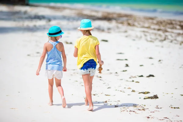 Bedårande små flickor på stranden sommarsemester — Stockfoto