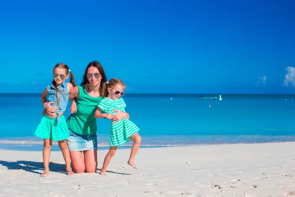 Madre e hijas disfrutando del tiempo en la playa tropical — Foto de Stock