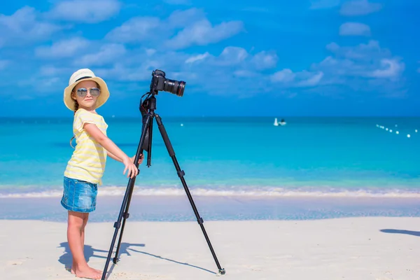 Kleines Mädchen macht Video oder Foto mit Handy — Stockfoto