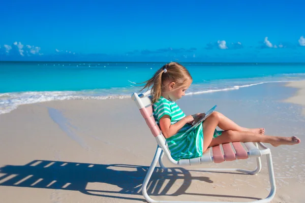 Adorabile bambina con computer portatile all'aperto — Foto Stock