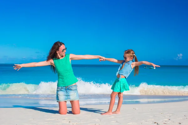 Mor och dotter njuter av tiden på tropiska stranden — Stockfoto