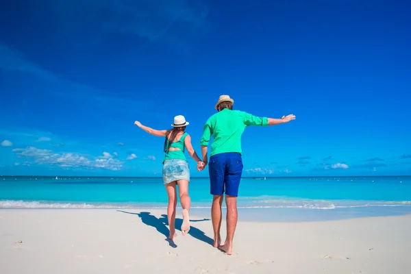 Mladý pár na bílé pláži na letní dovolené — Stock fotografie