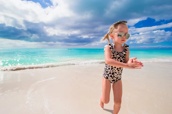 Liebenswertes kleines Mädchen am Strand während der Sommerferien — Stockfoto