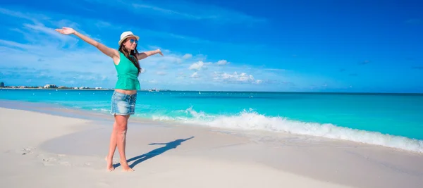 Young beautiful woman on beach during tropical vacation — Stock Photo, Image