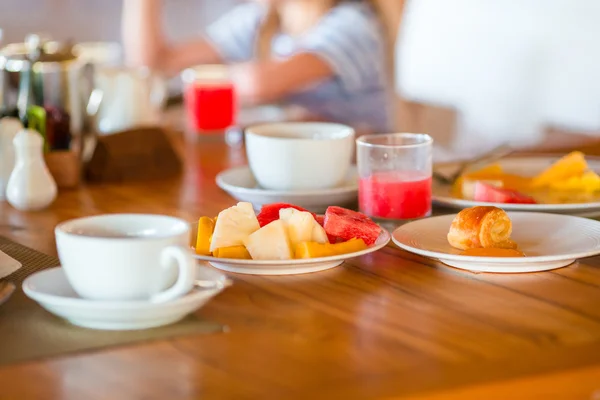 Sabroso desayuno exótico en restaraunt al aire libre —  Fotos de Stock