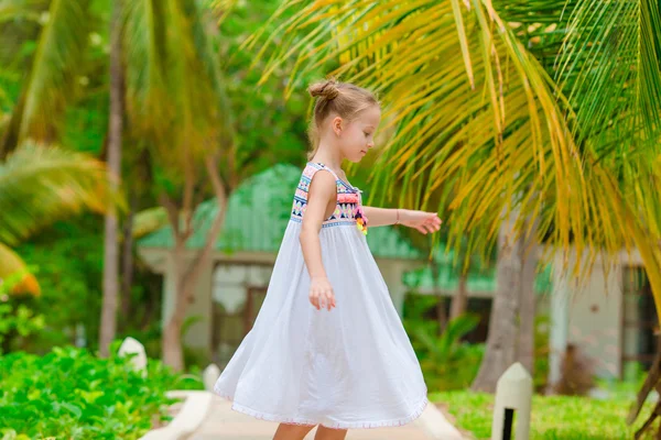 Adorable little girl during beach vacation having fun on summer vacation — Stock fotografie