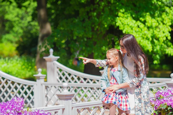 Niña y madre feliz disfrutando de un día cálido en el jardín de tulipanes de Bloomig —  Fotos de Stock