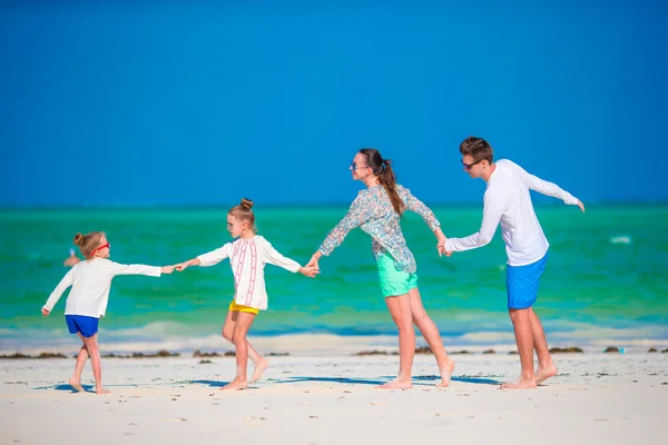 Famiglia giovane in vacanza. Buon padre, madre e i loro figli carini si divertono durante le loro vacanze al mare estive — Foto Stock