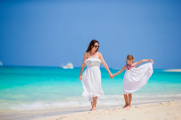 母亲和女儿在热带海滩享受时间。幸福的家庭，在暑假期间在异国情调的岛 — 图库照片