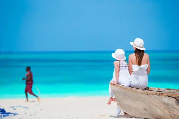 Niña y madre joven durante las vacaciones en la playa —  Fotos de Stock