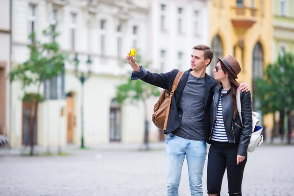 Selfie foto door Kaukasische paar reizen in Europa. Romantische reizen vrouw en man in liefde glimlachend gelukkig nemen zelfportret buiten tijdens de vakantie vakantie in Praag — Stockfoto