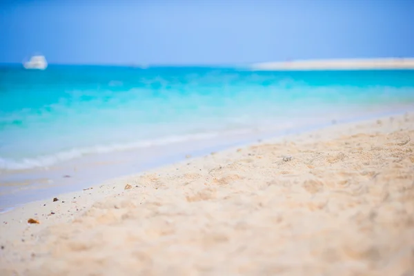 Idyllisch perfect turquoise water op exotisch eiland — Stockfoto