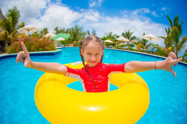 Adorabile bambina con cerchio di gomma gonfiabile durante le vacanze al mare. Ragazzo che si diverte in vacanza attiva estiva — Foto Stock