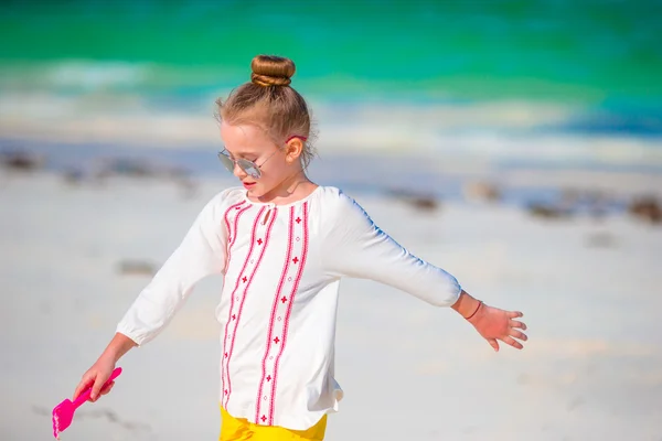 Adorable little girl enjoy beach summer vacation — Stock Photo, Image