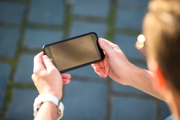 Closeup mužských rukou drží mobil s prázdnou kopii prostoru obrazovky pro vaši reklamu textovou zprávu nebo reklamní obsah. Člověk s použitím mobilní smartphone — Stock fotografie