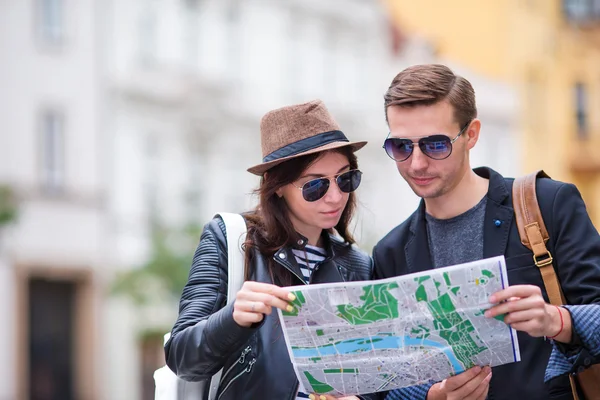 Feliz pareja de turistas que viajan de vacaciones en Europa sonriendo feliz. Pareja caucásica . — Foto de Stock