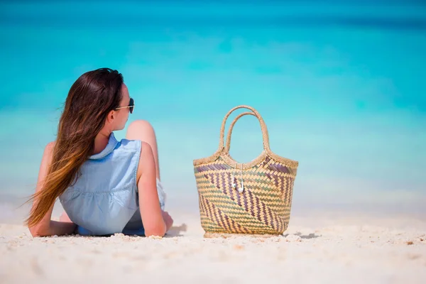 Mooi meisje ontspannen op witte strand. Toeristische vrouw geniet van strandvakantie liggend op het zand — Stockfoto