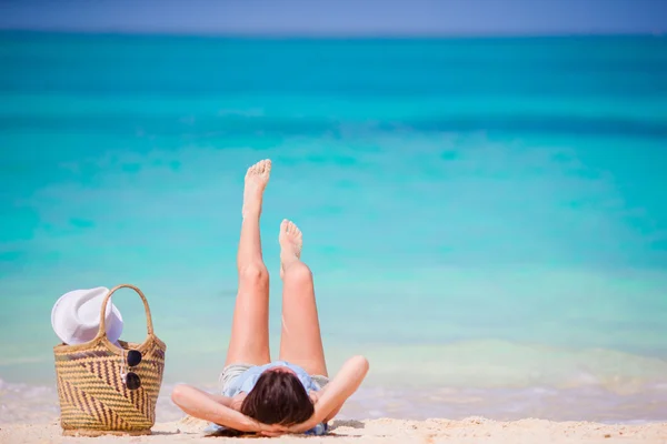 Mulher bonita jovem durante as férias na praia tropical. Menina feliz em vestido branco desfrutar de suas férias de verão — Fotografia de Stock