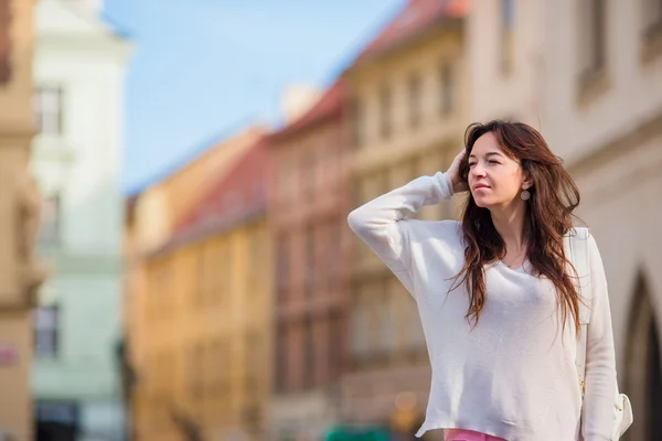 Mujer urbana joven y feliz en la ciudad europea. Turista caucásico caminando por las calles desiertas de Europa. Cálido verano por la mañana temprano en Praga, República Checa — Foto de Stock