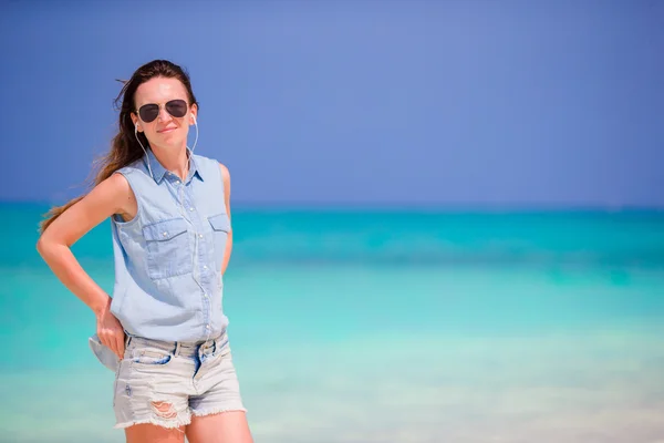 Junge schöne Frau im Strandurlaub. Glückliches Mädchen genießt Strand und warmes Wetter beim Spazierengehen am Meer — Stockfoto