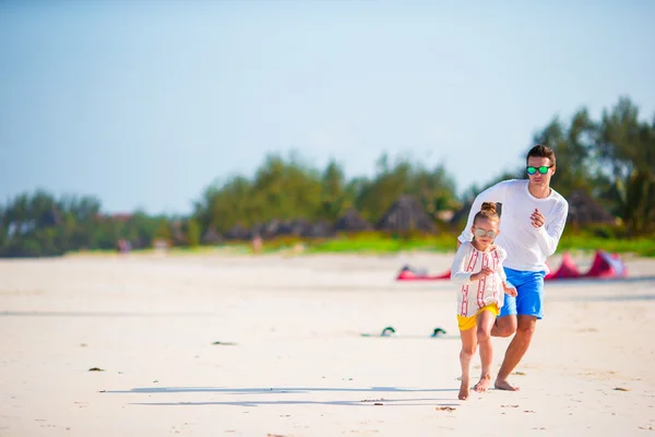 Mutlu baba ve onun sevimli küçük kızı tropik sahilde eğleniyorlar. — Stok fotoğraf
