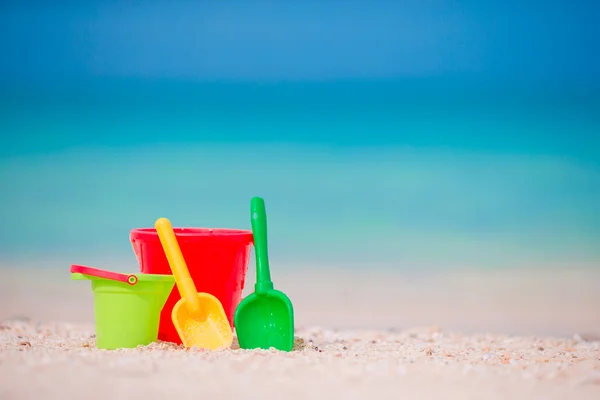 Crianças brinquedos de praia na areia branca. Baldes e lâminas para crianças na praia de areia branca depois de jogos infantis — Fotografia de Stock