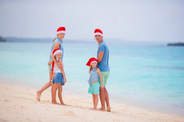 Happy family on white beach during summer vacation — Stock Photo, Image