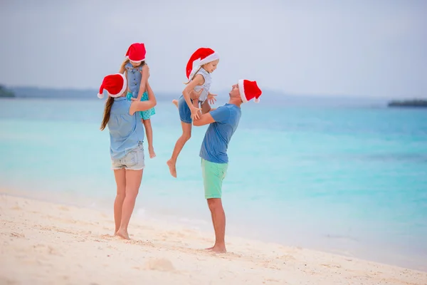 Famiglia giovane in vacanza divertendosi — Foto Stock