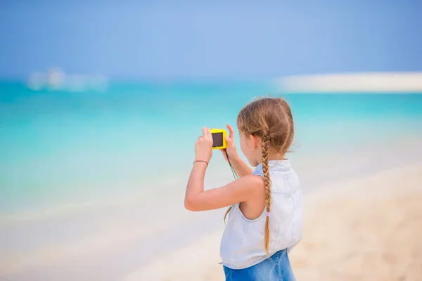 Kleines Mädchen macht Video oder Foto mit ihrer Kamera — Stockfoto