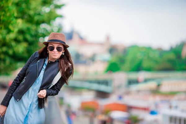 Mujer urbana joven y feliz en la ciudad europea. Turista caucásico caminando por las calles desiertas de Europa. Cálido verano por la mañana temprano en Praga, República Checa — Foto de Stock