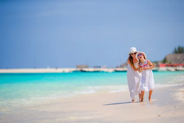 해변 휴가 동안 어린 소녀와 젊은 어머니 — 스톡 사진