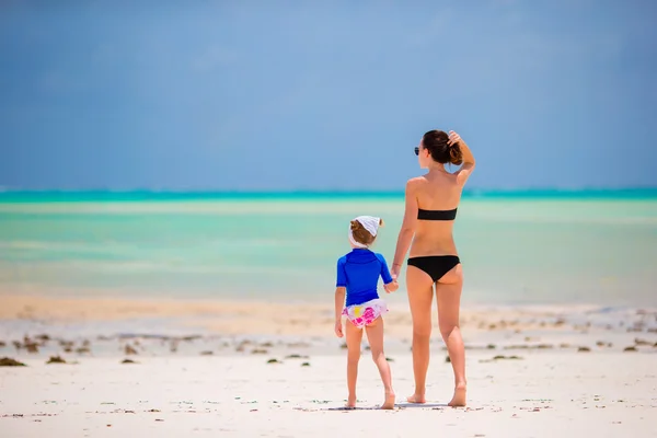 Счастливая семья во время летнего отпуска на белом пляже — стоковое фото