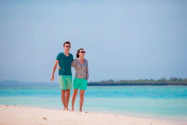 Ung familj på vit strand under sommarlovet. Glada älskare njuta av sin smekmånad på exotiska ön — Stockfoto