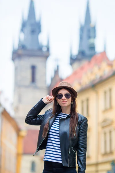 Mujer urbana joven y feliz en la ciudad europea. Turista caucásico caminando por las calles desiertas de Europa. Cálido verano por la mañana temprano en Praga, República Checa —  Fotos de Stock