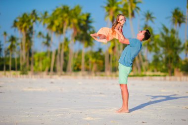 Mutlu baba ve sevimli küçük kızı tropikal Plajı'nda. Beyaz aile eğleniyor birlikte çalışan ve onların tatil zevk beyaz kumsalda suumer tatile