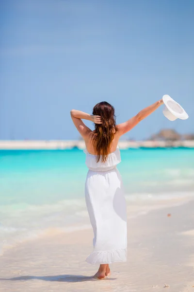 Fiatal, gyönyörű nő tengerparti vakáción. Boldog lány élvezze a strand és a meleg időjárás, miközben séta az óceán mentén — Stock Fotó