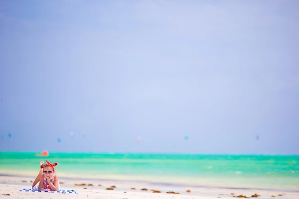 Rozkošná holčička si letní dovolenou na pláži — Stock fotografie