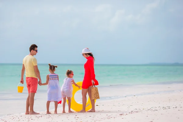 Famiglia di quattro persone in vacanza — Foto Stock