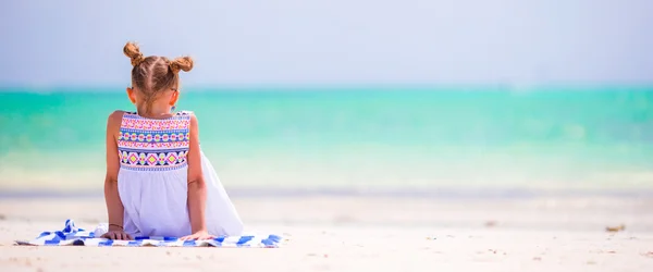 Menina adorável na praia durante as férias de verão — Fotografia de Stock