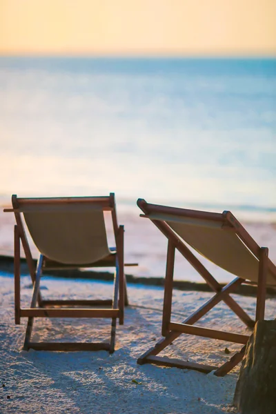 Cadeiras de praia no belo resort tropical ao pôr do sol — Fotografia de Stock