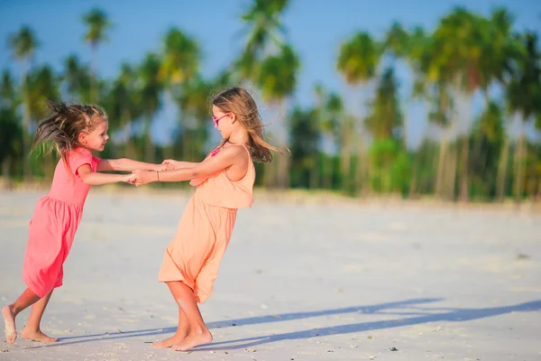 Sevimli küçük kızlar plajda eğlenmek — Stok fotoğraf