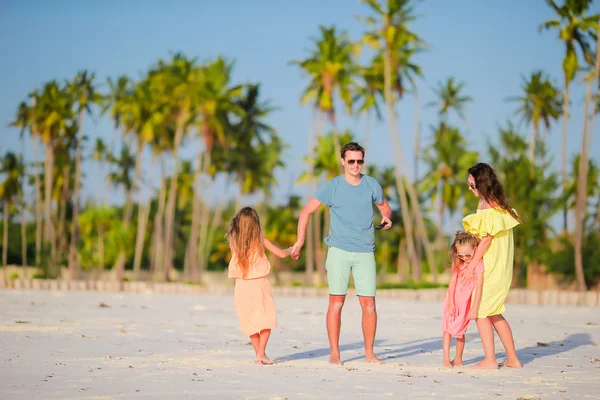 Jeune famille en vacances. Heureux père, mère et leurs mignons enfants s'amusent pendant leurs vacances d'été à la plage — Photo