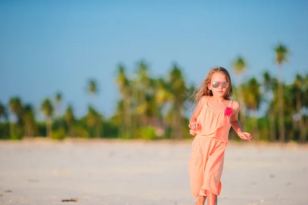 Adorabile bambina sulla spiaggia tropicale durante le vacanze — Foto Stock