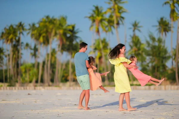 Junge Familie im Urlaub mit Spaß — Stockfoto