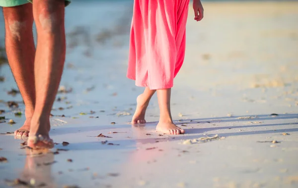 Vértes gyerek és felnőtt láb fehér homokos strandon — Stock Fotó