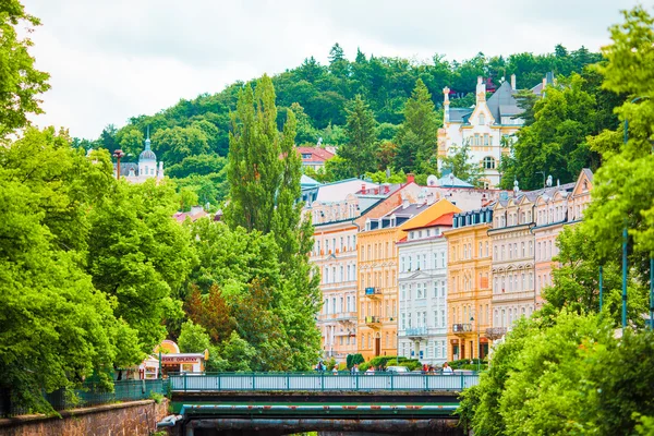 多彩的酒店和传统建筑罗维阳光小镇。在捷克共和国参观人数最多的温泉镇. — 图库照片