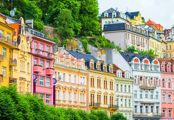 Kleurrijke hotels en traditionele gebouwen op zonnige stad Karlsbad. De meest bezochte kuuroord in de Tsjechische Republiek. — Stockfoto